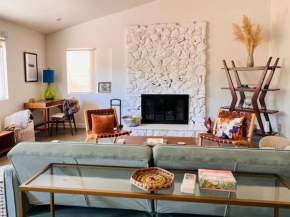 Cozy 2BR Home Hot Tub AC Sauna Fire Near Park
